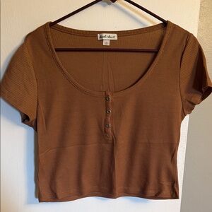 Women’s Derek Heart Brown Waffle Henley Crop Top - Short Sleeve